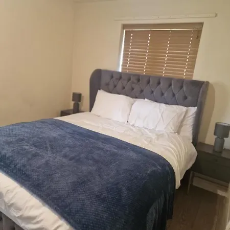 Apartment 2 Bed 2 Bath Ensuite - Free Secure Parking *